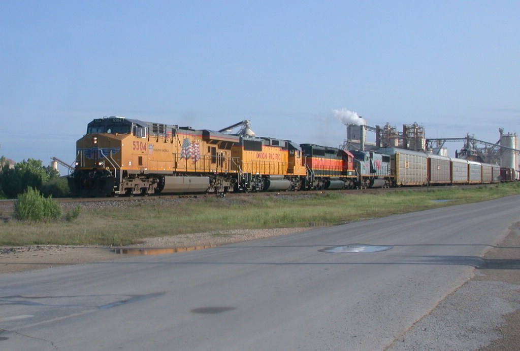 UP 5304  27Apr2008  NB with mixed merchandise